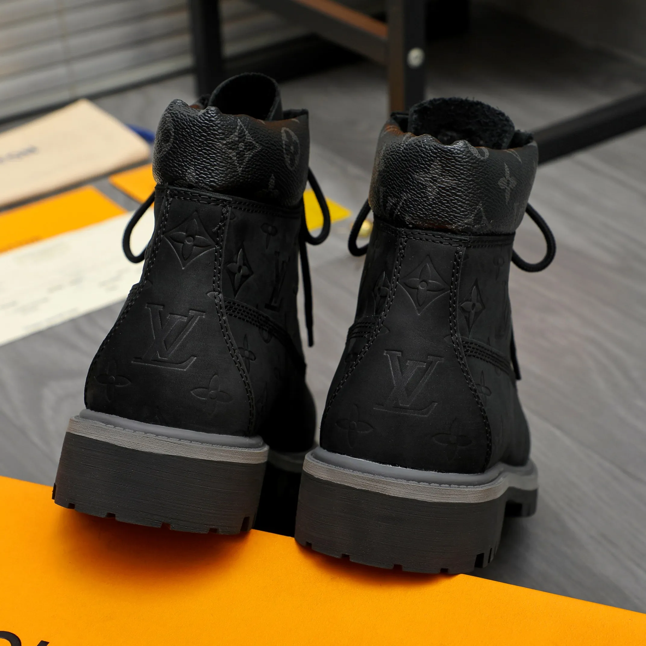 Men's shoes 💰p480 Product trademark: LV "Louis Vuitton" business lace-up high-top men's shoes Regular size: 38-44 Product materials: Selected matte cowhide embossed upper Leather lining Original rubber outsole